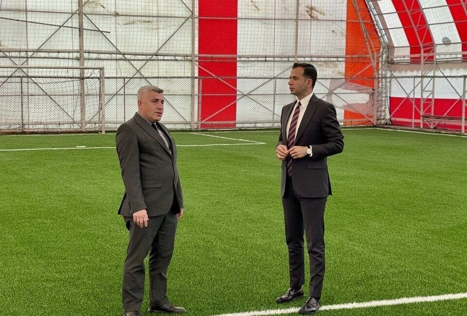Afyonkarahisar Sinanpaşa Kaymakamı Emrah Aslan, yenileme aşamasındaki halı sahayı ziyaret