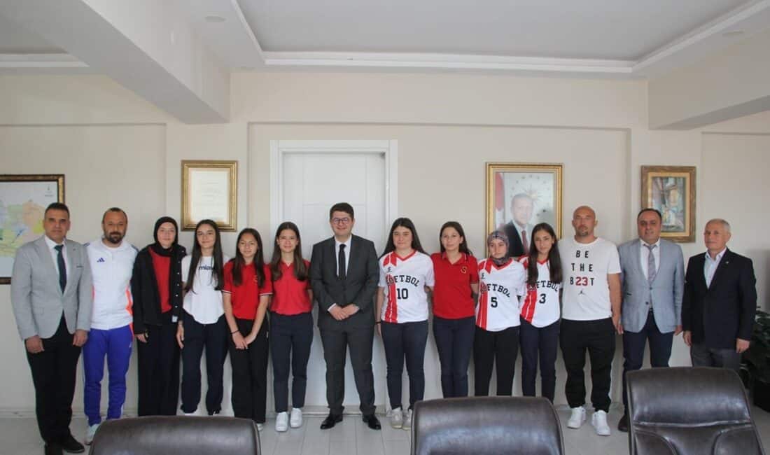 Kula’nın Selim-Sabahat Palanduz Anadolu Lisesi softbol takımı, Kaymakam Ömer Ahmet