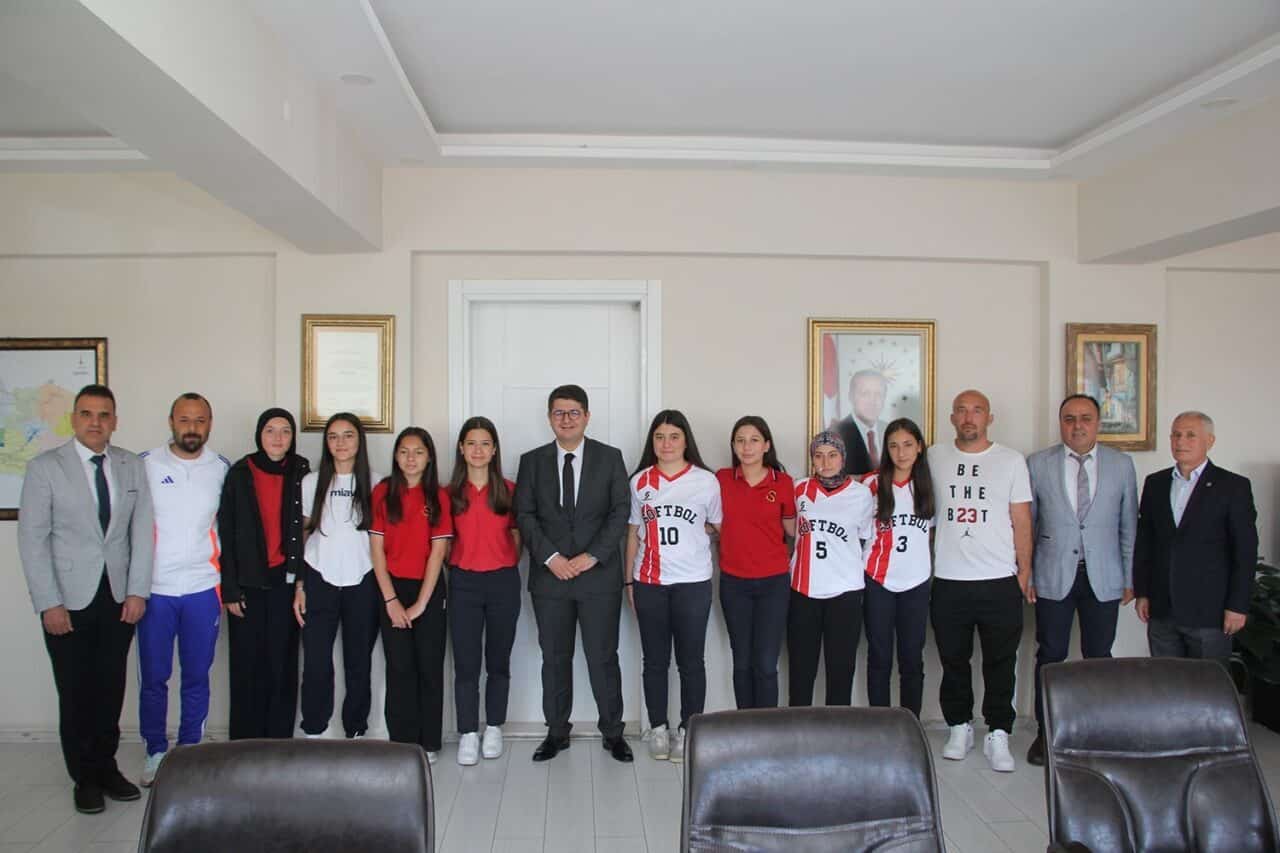 Kula’nın Selim-Sabahat Palanduz Anadolu Lisesi softbol takımı, Kaymakam Ömer Ahmet