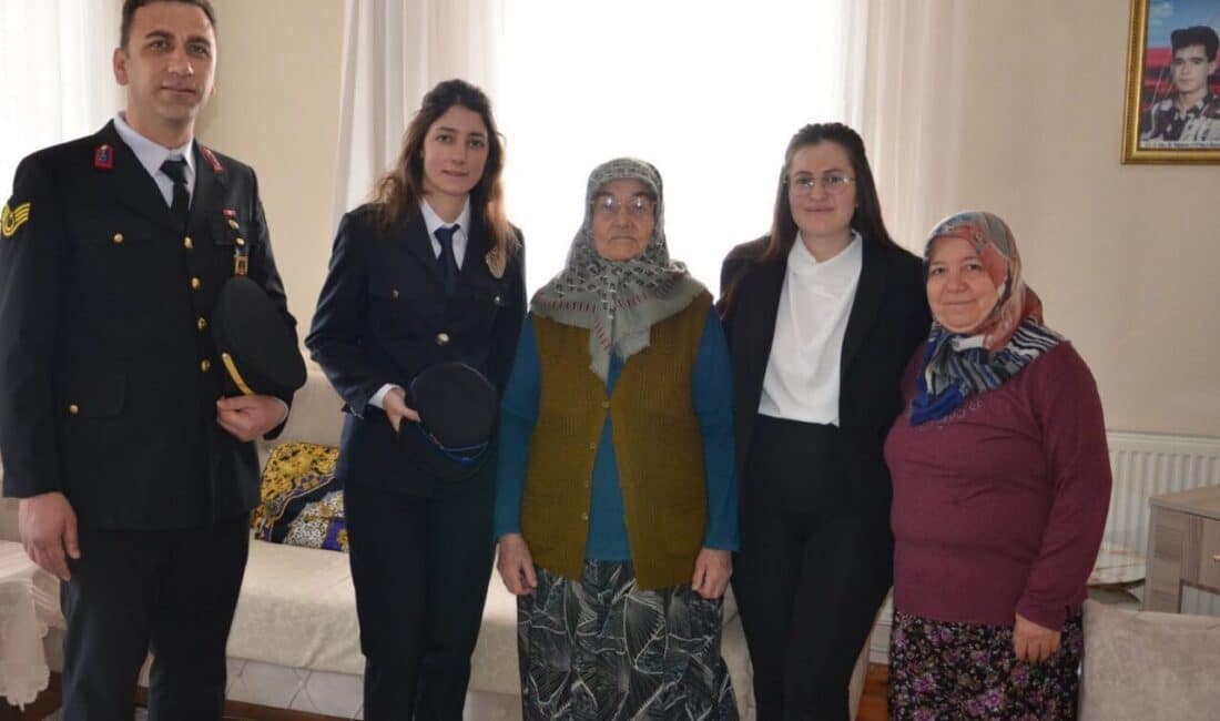 Kula Kaymakamı, Anneler Günü’nde Şehit Annelerini Ziyaret Etti Manisa'nın Kula ilçesinde Kaymakam Ömer Ahmet Özdemir, Anneler Günü'nde şehit