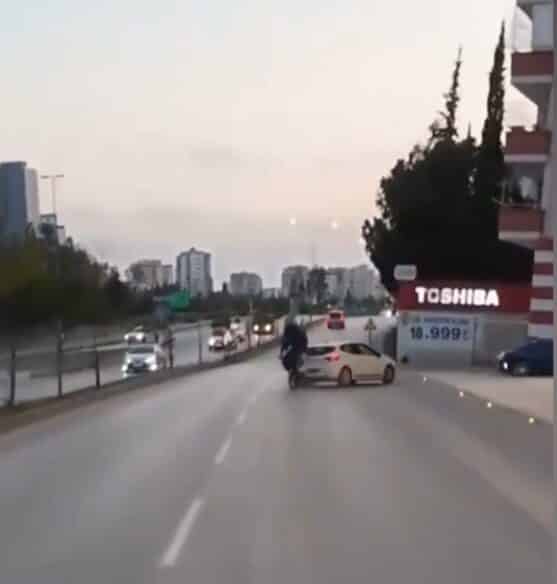Adana’da Motosikletin Otomobile Çarpması Anı Kask Kamerasına Yansıdı Adana'da motosiklet sürücüsü Ali Arda K., 21 Nisan'da 80. Yıl