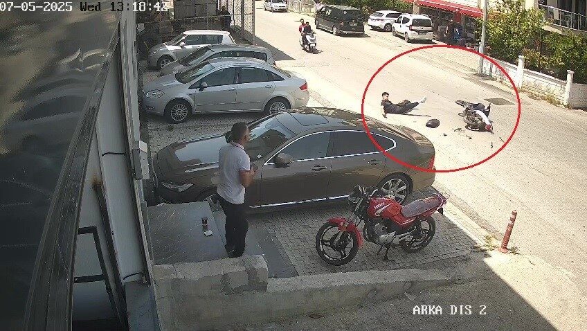 Antalya'nın Manavgat ilçesinde, Kerim C.M. yönetimindeki plakasız motosiklet devrildi. Sürücüsü