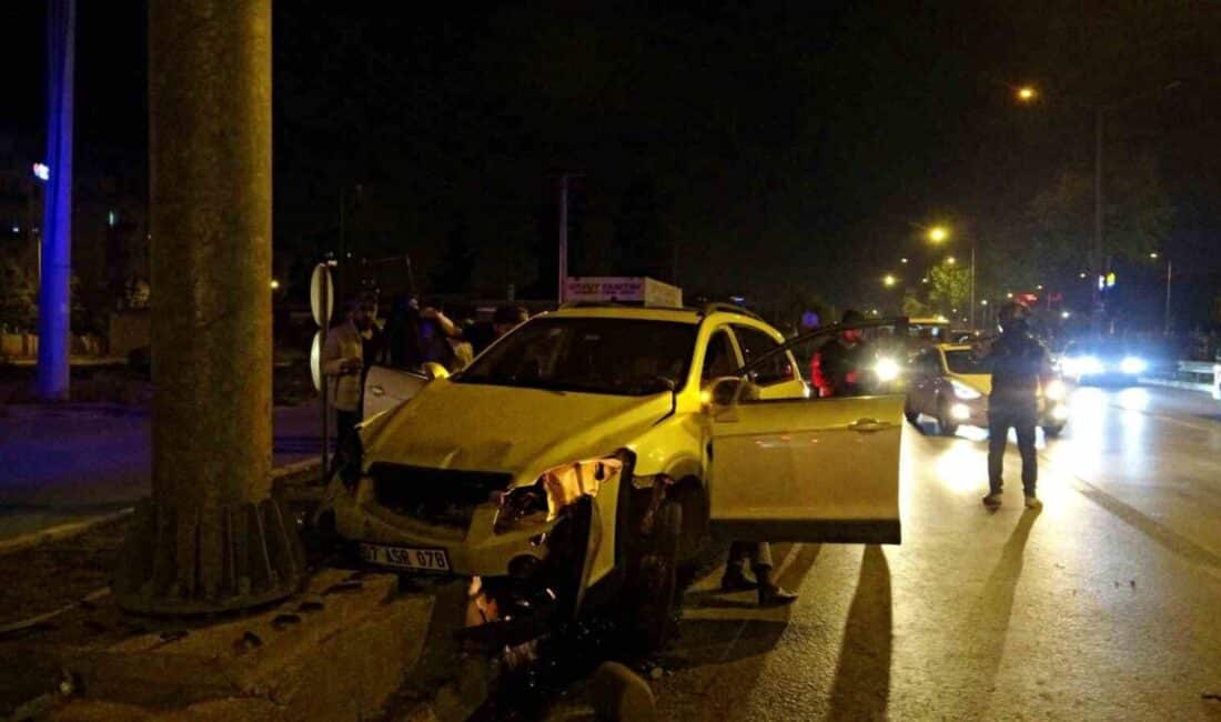 Antalya'da Turhan D. yönetimindeki otomobil, direksiyon hakimiyetinin kaybolması sonucu direğe