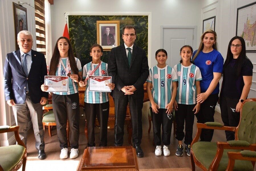 Salihli'deki Misak-ı Milli Ortaokulu öğrencileri, Rize'de düzenlenen Türkiye Şampiyonası'nda kazandıkları