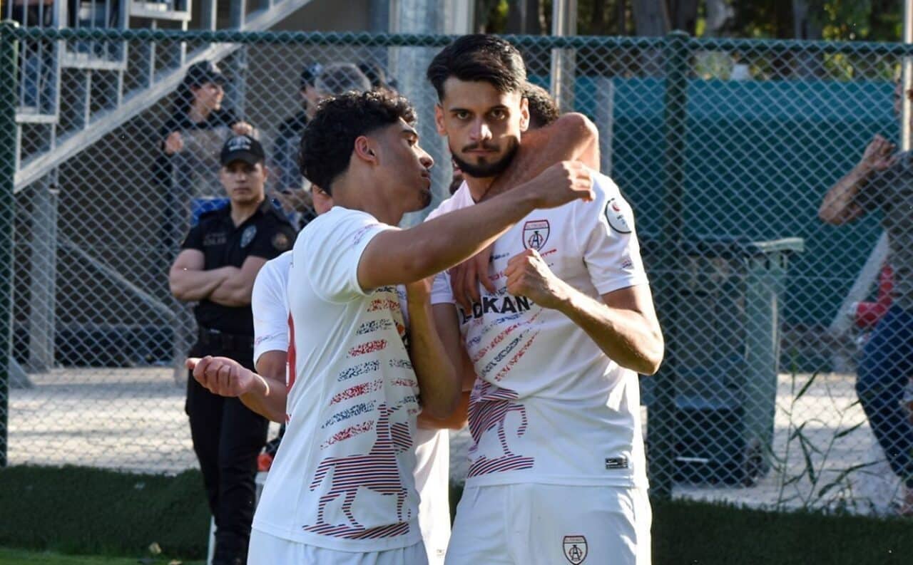 Altınordu'nun futbolcusu Keni Var Uzun, play-off'larda 1. Lig'e yükselmek için