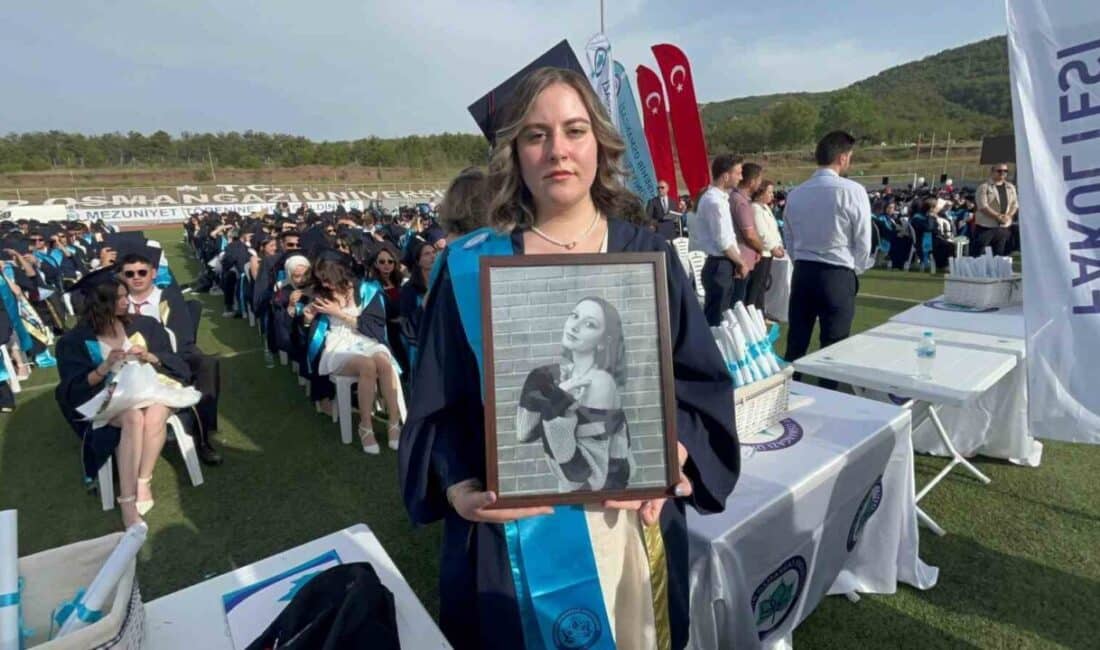 Eskişehir Osmangazi Üniversitesi'nde mezuniyet töreninde, 6 Şubat depremlerinde hayatını kaybeden