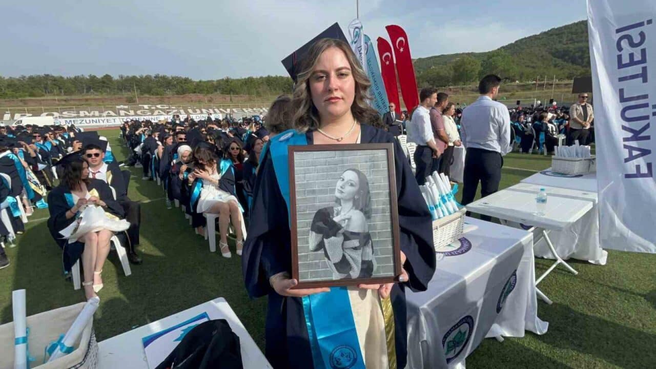Eskişehir Osmangazi Üniversitesi'nde mezuniyet töreninde, 6 Şubat depremlerinde hayatını kaybeden