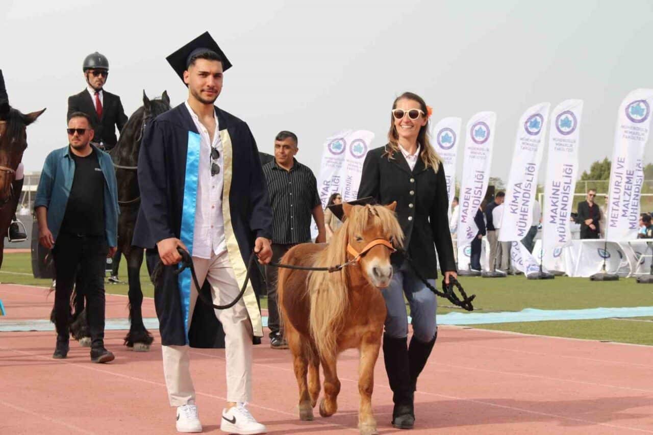 Eskişehir Osmangazi Üniversitesi'nde 4 bin 500 öğrencinin mezuniyet töreni gerçekleştirildi.