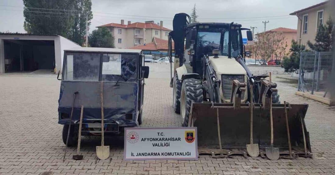 Afyonkarahisar’da Define Arayışı İçin Kaçak Kazı Yapan İki Kişi Jandarma Tarafından Yakalandı Afyonkarahisar’da jandarma, Şuhut ilçesinde kaçak kazı yapan C.Ö. ve M.Ö.'yü