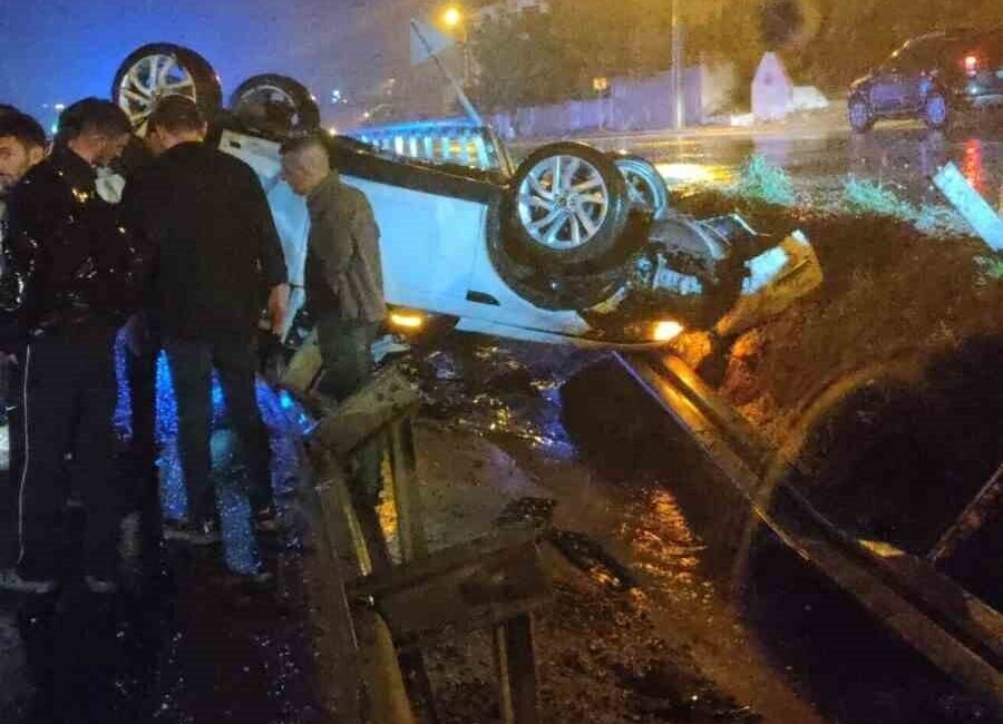 Edirne’nin Keşan ilçesinde, kontrolden çıkan bir otomobilin bariyerlere çarpması sonucu