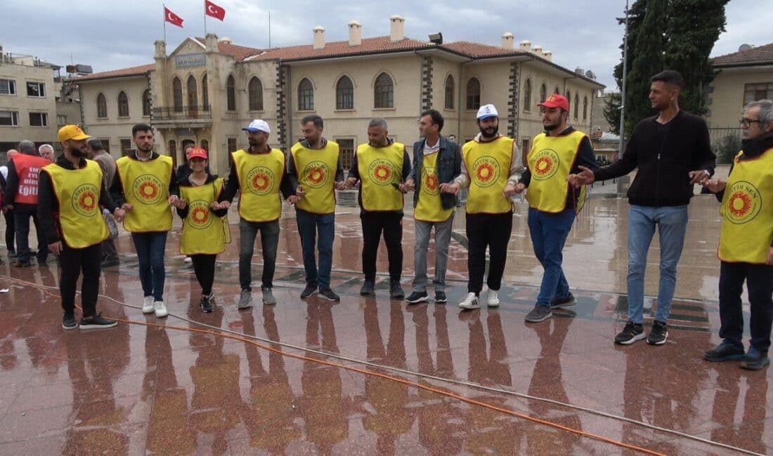 Kilis’te 1 Mayıs Emek ve Dayanışma Günü coşkuyla halaylar eşliğinde kutlandı. Kilis'te 1 Mayıs Emek ve Dayanışma Günü, Cumhuriyet Meydanı'nda gerçekleştirilen