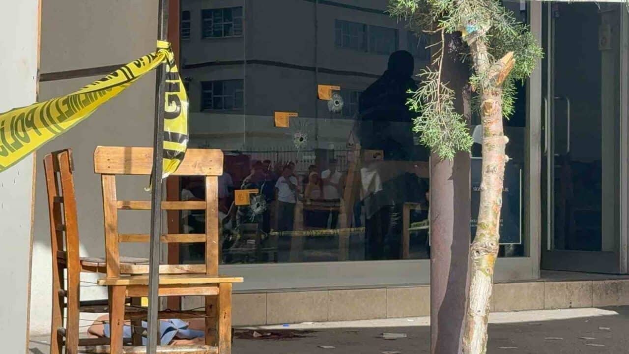Gaziantep'te 25 yaşındaki Hasan Kaplan, bir kıraathanenin önünde motosikletli iki