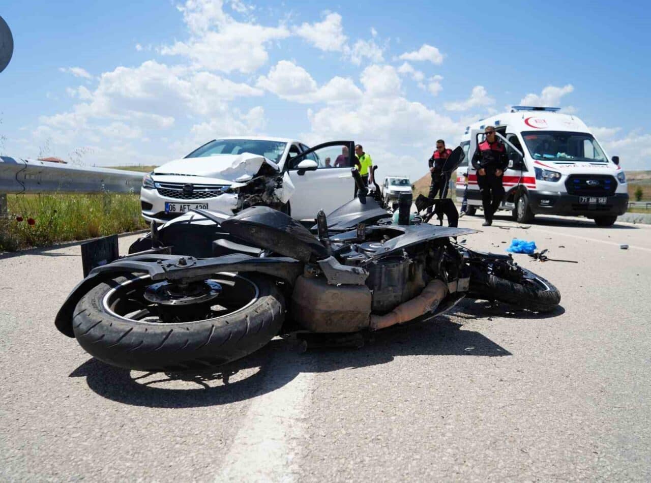 Kırıkkale'de otomobil ve motosikletin çarpıştığı kazada M.Ç. (23) ağır yaralandı.
