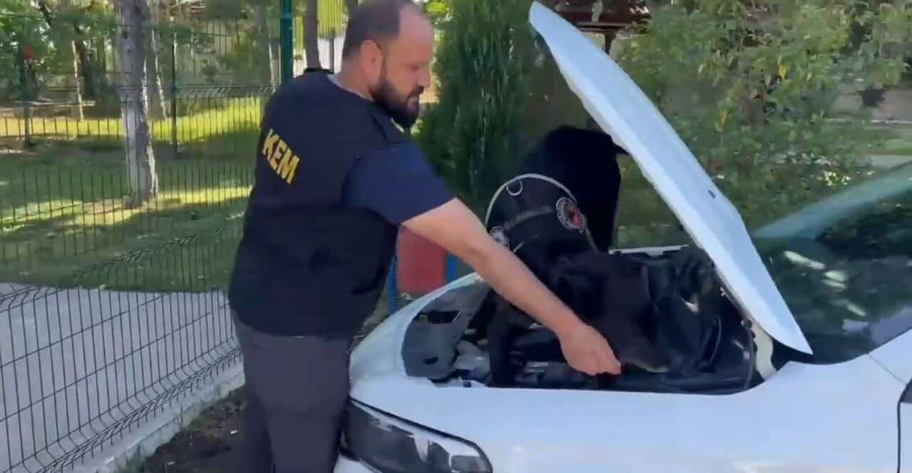 Kırklareli'nde Narkotik Suçlarla Mücadele ekipleri, bir aracı durdurdu ve 341