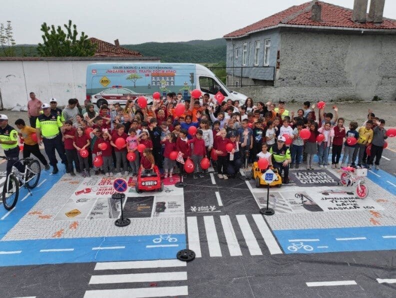 Kırklareli'nde jandarma, köy okullarındaki öğrencilere Jandarma Mobil Trafik Eğitim Aracı
