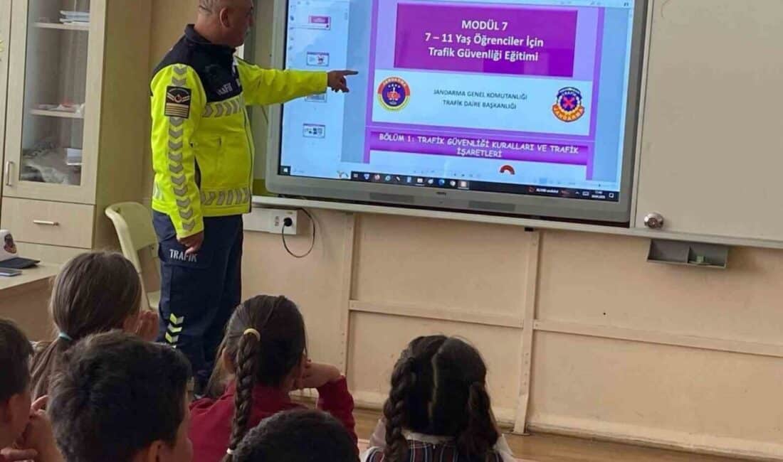 Kırklareli Jandarması Öğrencilere Trafik Kurallarını Anlattı Kırklareli İl Jandarma Komutanlığı, sorumluluk alanındaki öğrencilere trafik kuralları hakkında