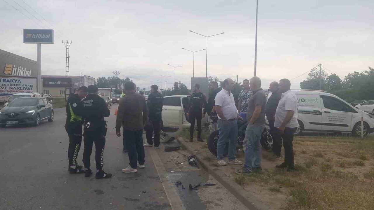 Kırklareli-İstanbul kara yolunda S.Ç.'nin kullandığı otomobil, T.A.'nın motosikleti ile çarpıştı.