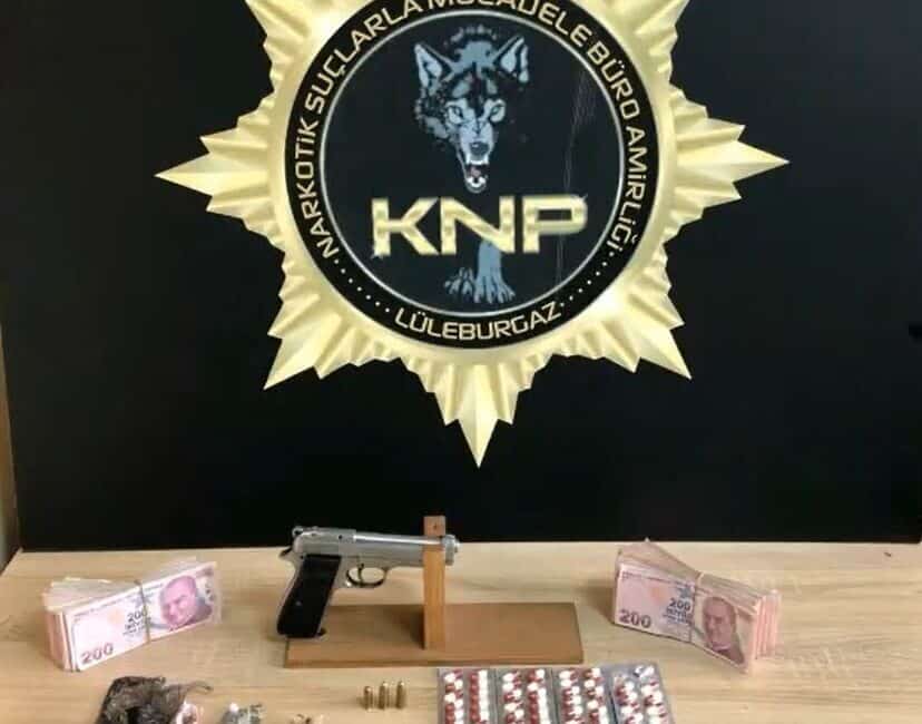 Kırklareli’nde Uyuşturucu Operasyonunda 12 Kişi Gözaltına Alındı Kırklareli'de gerçekleşen uyuşturucu operasyonunda 12 şüpheli gözaltına alındı. Elde edilen