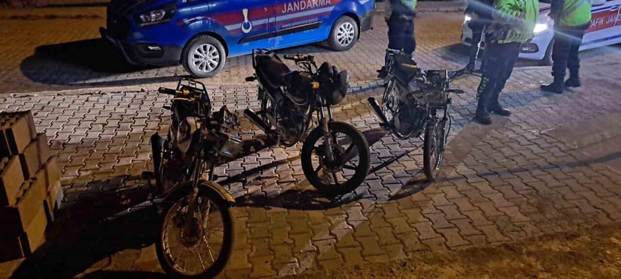 Kaman ilçesinde motosikletleriyle gürültü yaratan Y.B., H.A.T. ve H.T. isimli