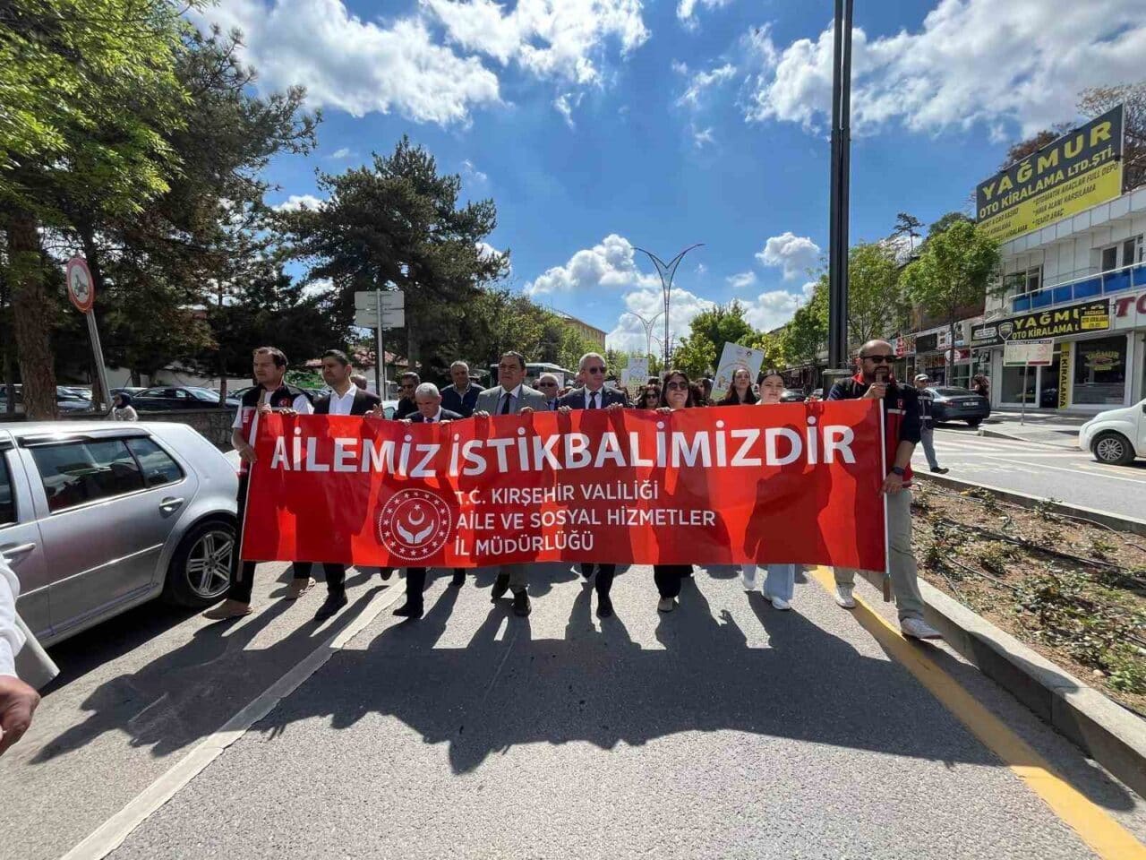 Kırşehir'de 15 Mayıs Aile Günü etkinlikleri, "Ailemiz İstikbalimizdir" sloganıyla kortej