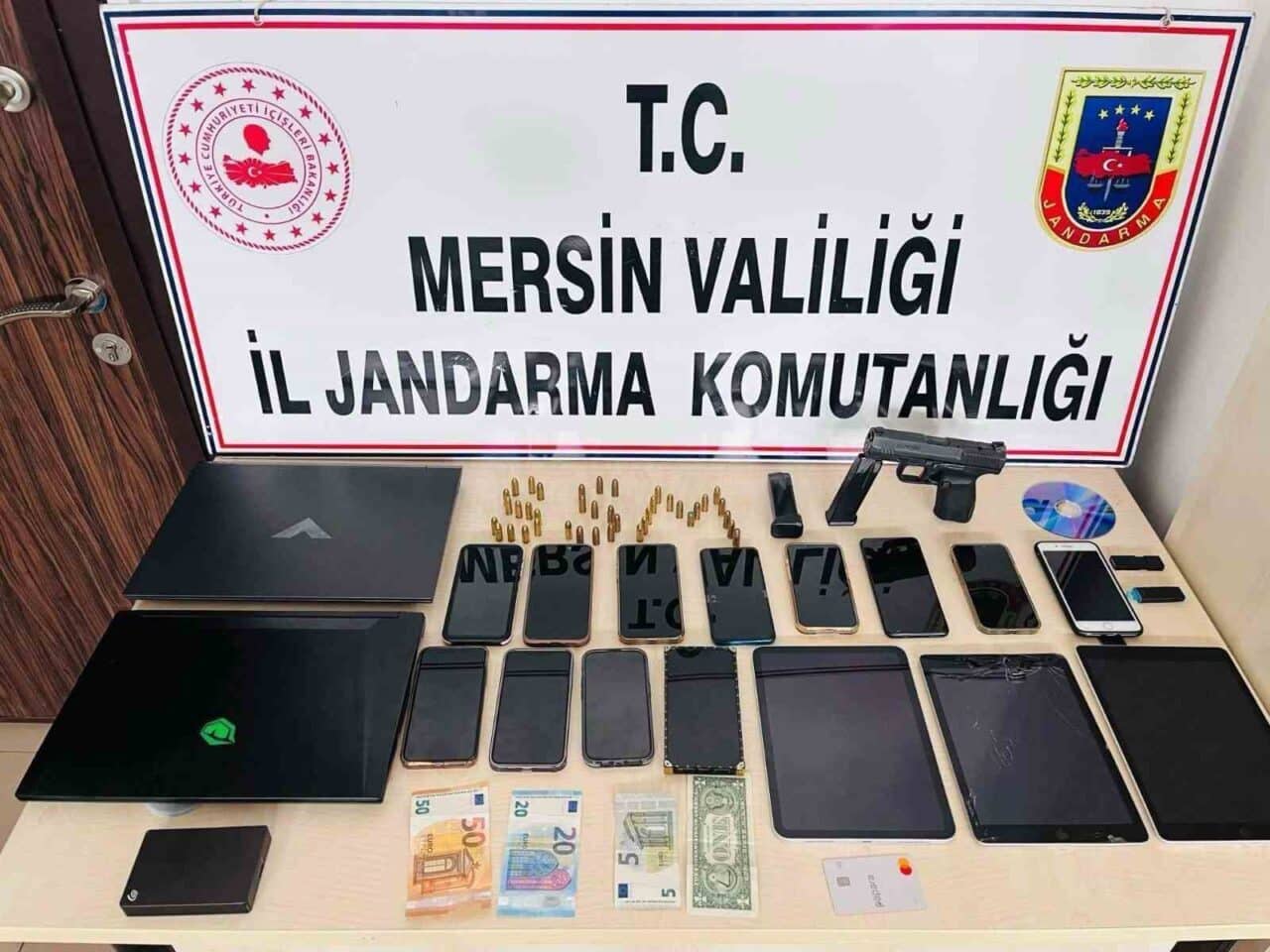 Mersin merkezli gerçekleştirilen eş zamanlı operasyonda, kişisel verileri yasadışı sorgu