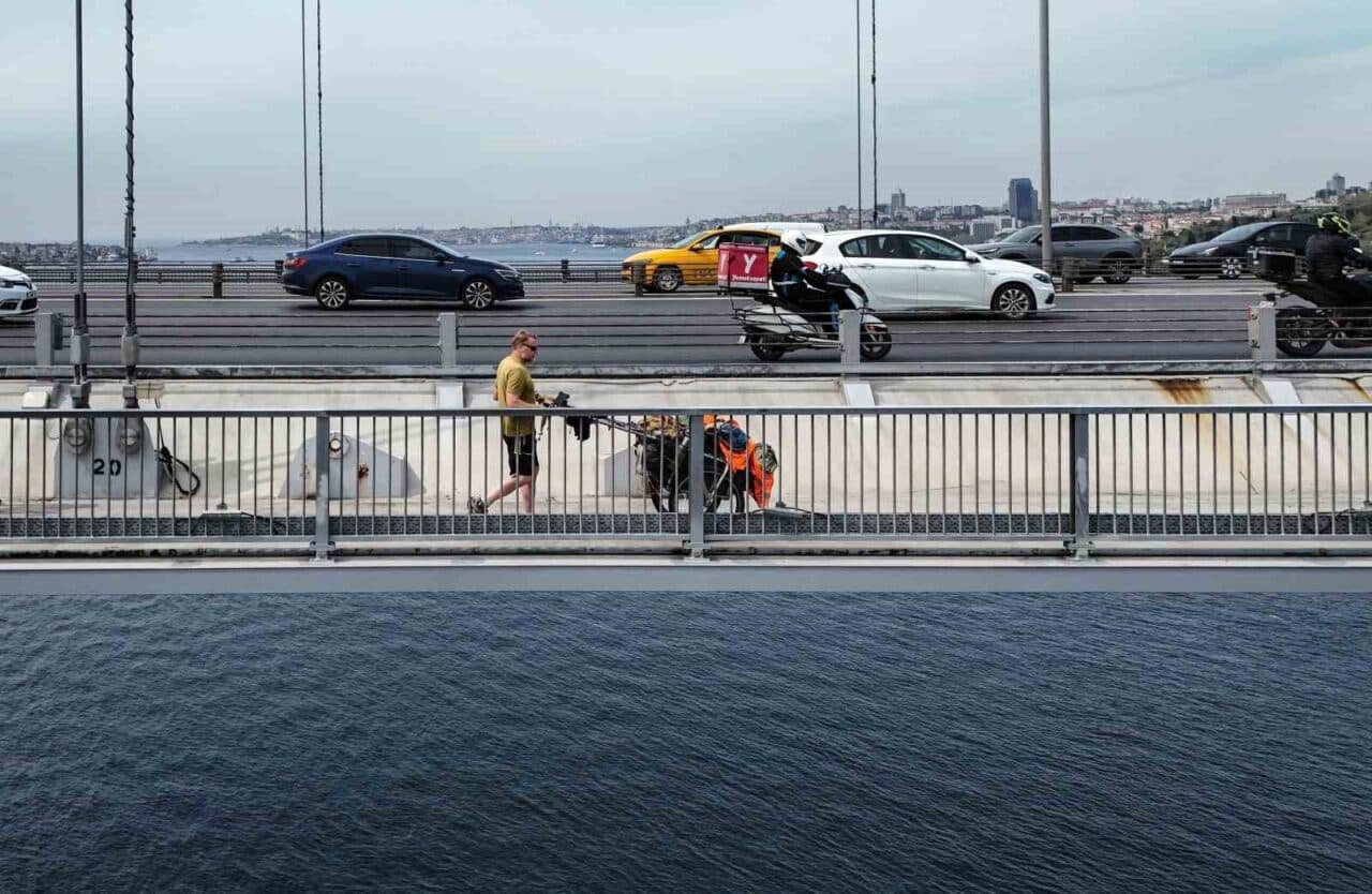 İngiliz gezgin Karl Bushby, 26 yıllık yürüyüş yolculuğunun önemli bir