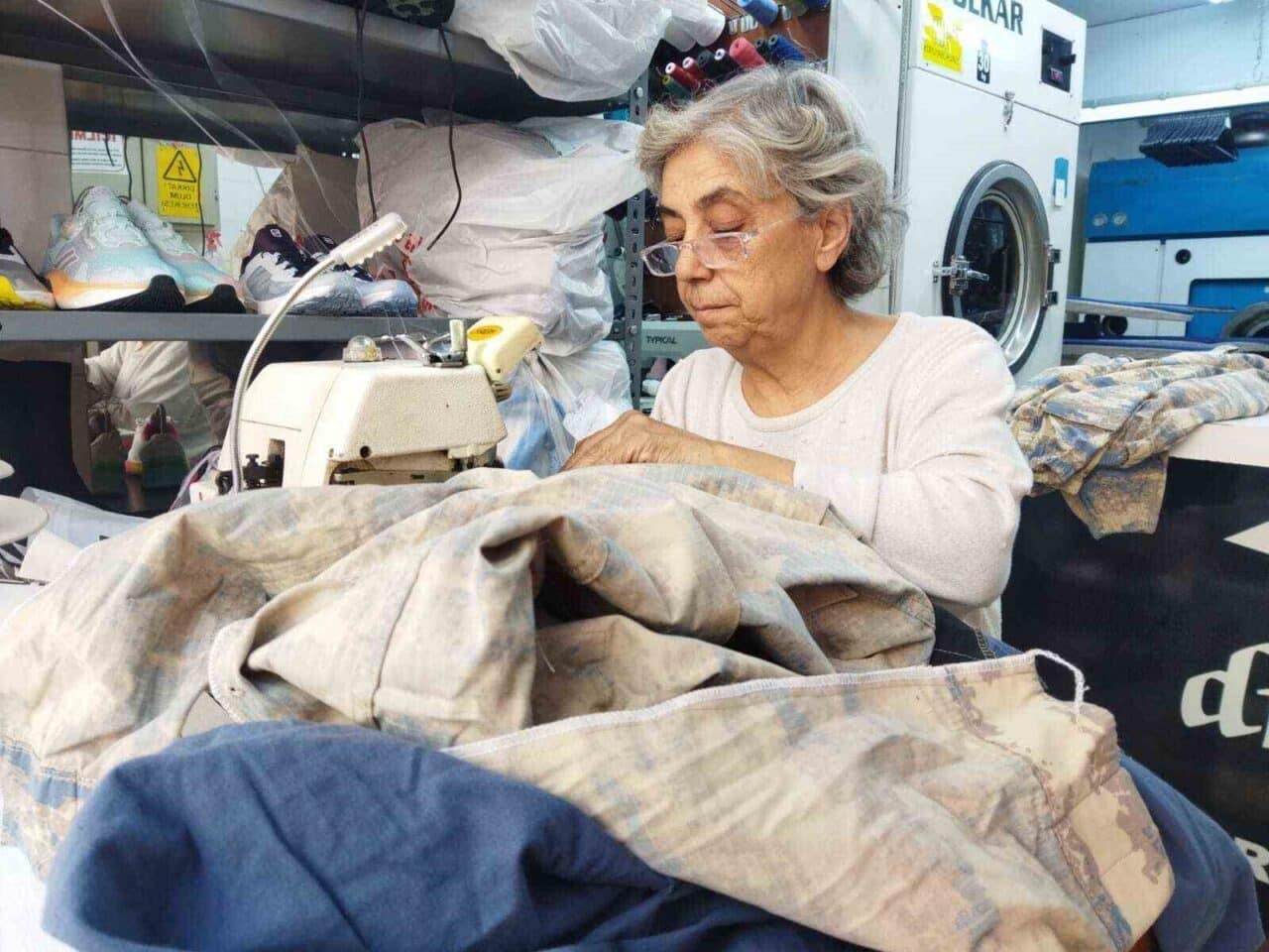 Eskişehir'de 35 yıldır terzilik yapan 60 yaşındaki Nilüfer Çınar, vatandaşların
