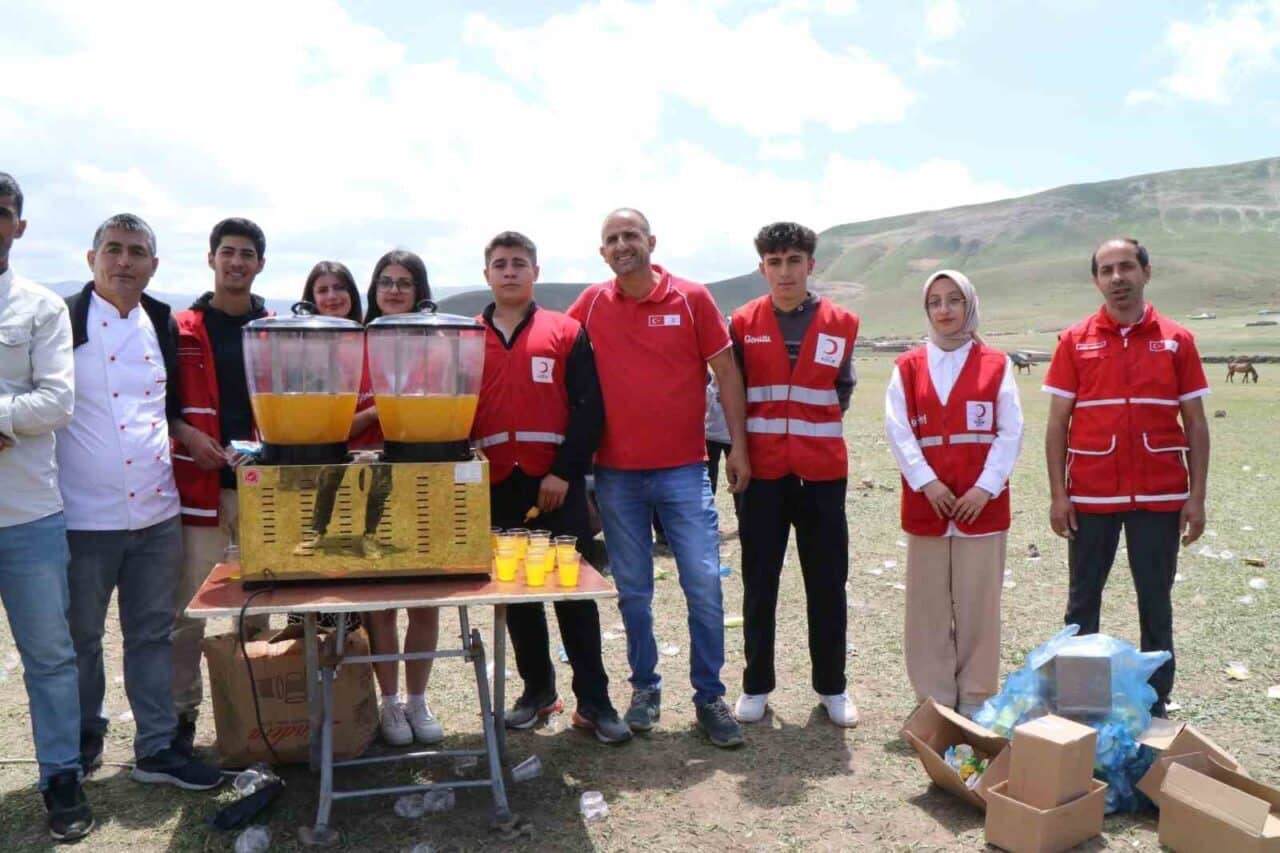 Ağrı'nın Diyadin ilçesindeki Hacıhalit köyünde, Kızılay'ın düzenlediği bahar şenliği büyük
