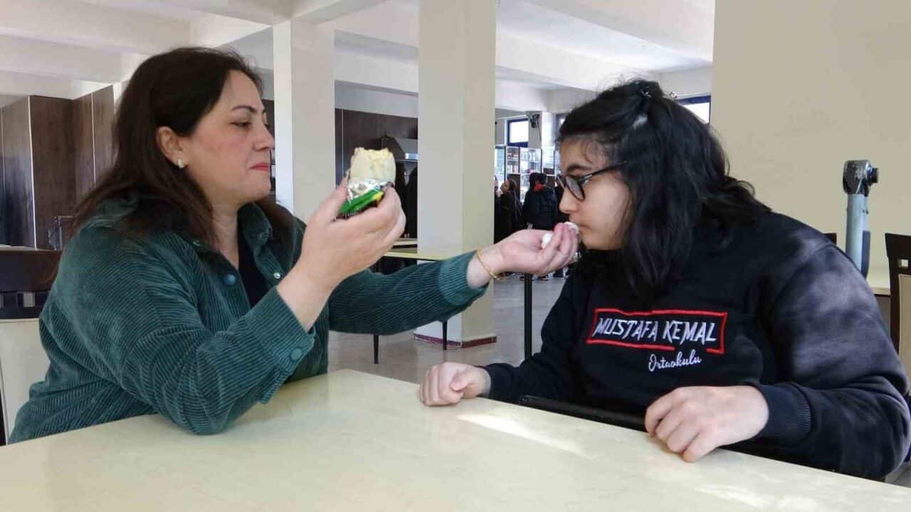 Giresun'da yaşayan Filiz Ercan, bedensel engelli kızı Nisa Deren'i okula