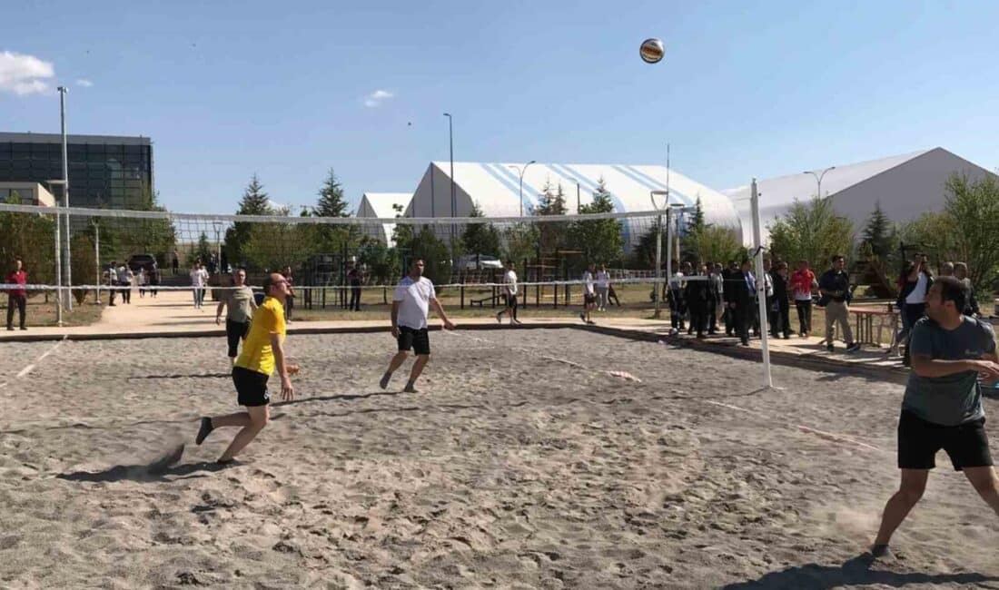 Karaman'da Karamanoğlu Mehmetbey Üniversitesi tarafından düzenlenen ilk plaj voleybolu turnuvasında,