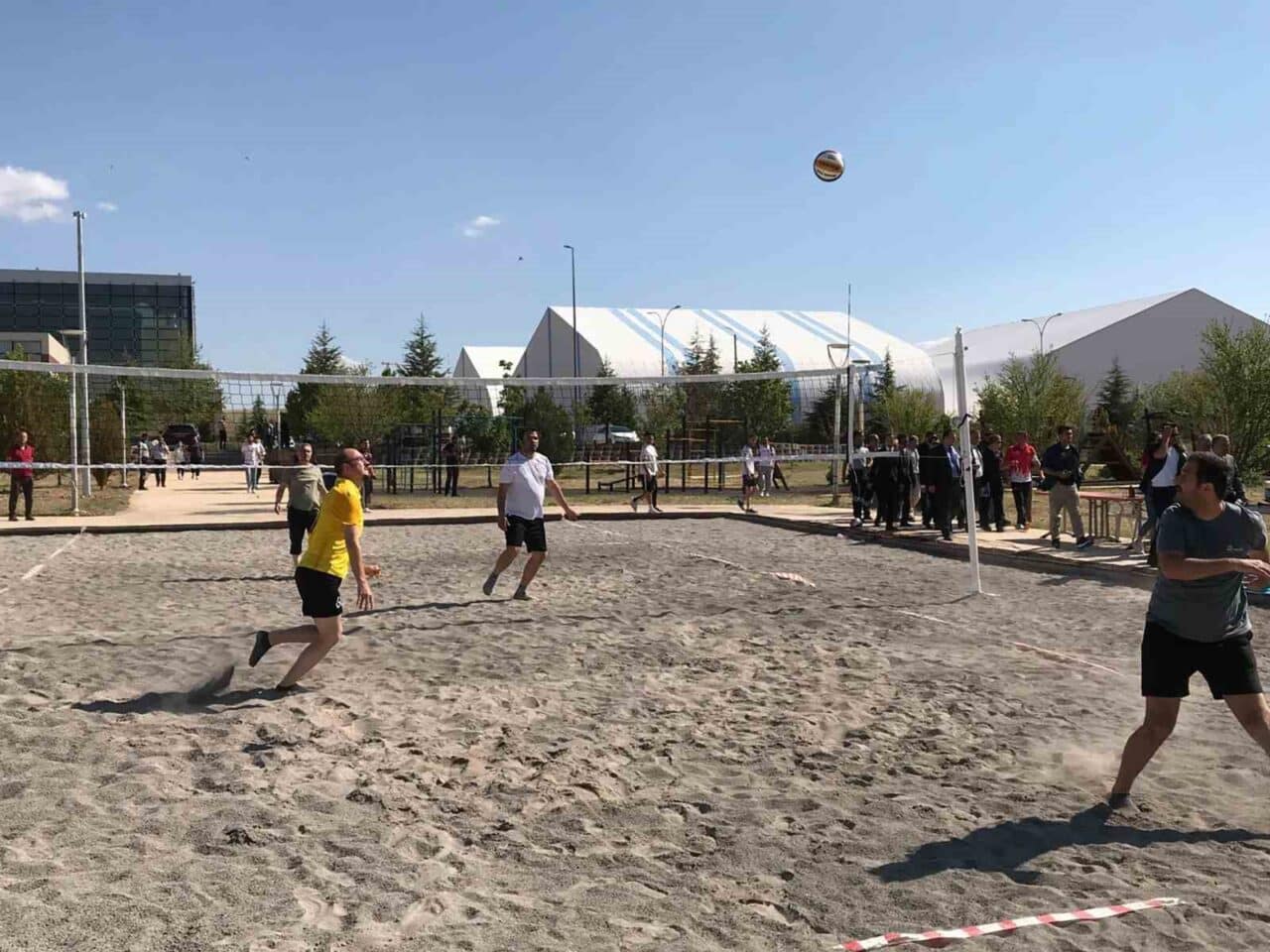 Karaman'da Karamanoğlu Mehmetbey Üniversitesi tarafından düzenlenen ilk plaj voleybolu turnuvasında,