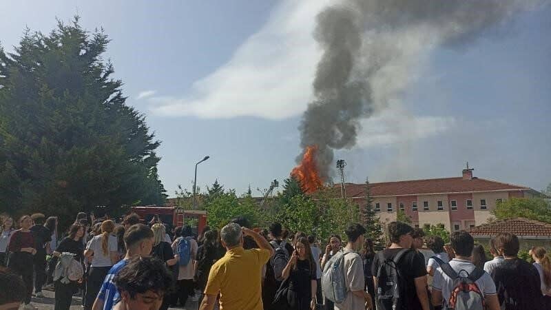 Kocaeli'nin İzmit ilçesindeki Şehit Özcan Kan Fen Lisesi'nin çatısında çıkan