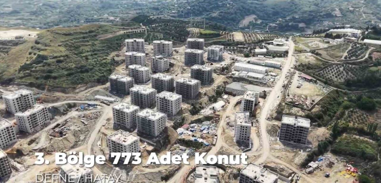 Hatay Valisi Mustafa Masatlı, Koçören Mahallesi'ndeki TOKİ afet konutlarını inceledi.