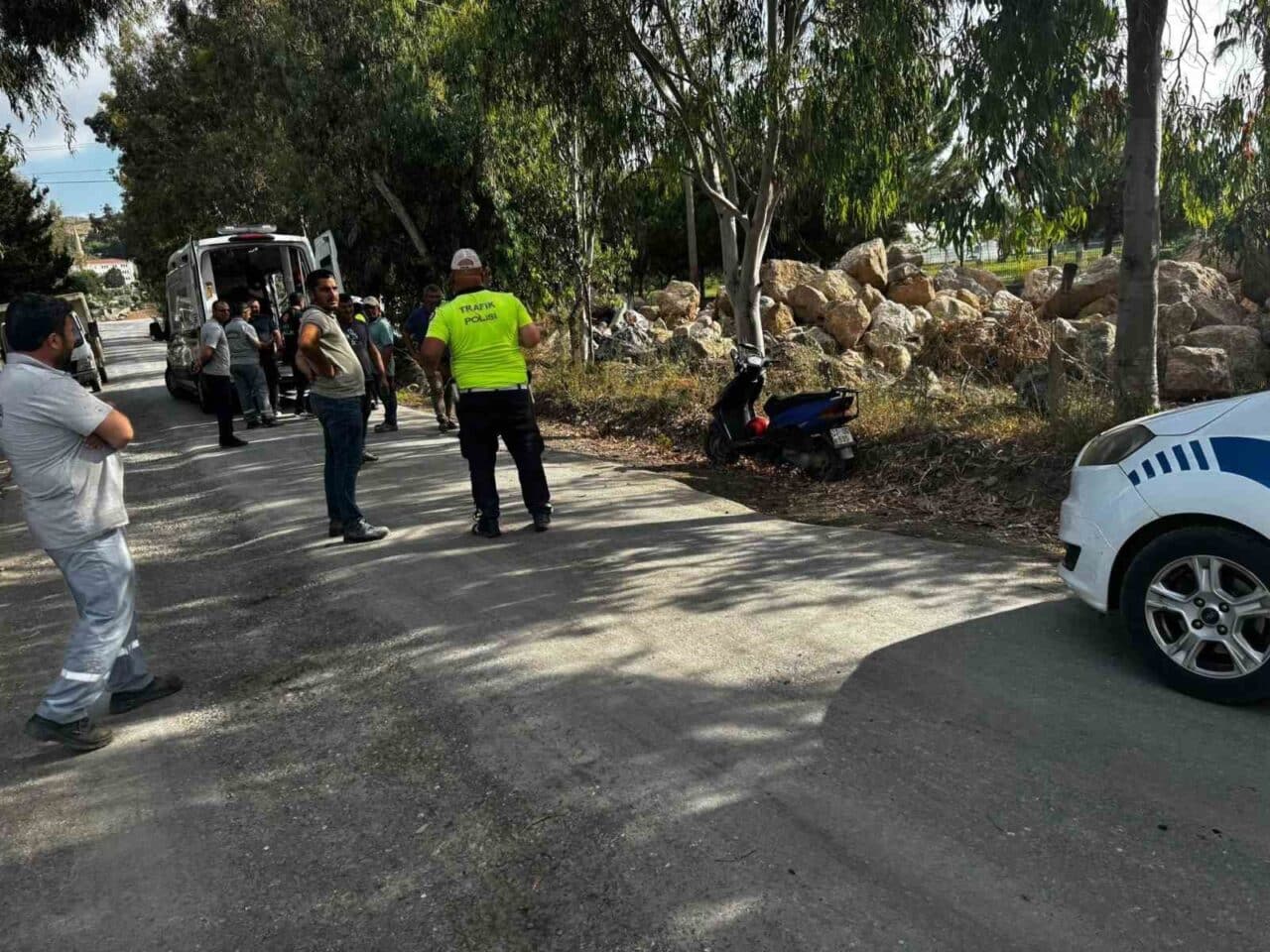 Antalya'nın Gazipaşa ilçesinde sürücüsü Mehmet G. kontrolünü kaybederek devrilen motosikletten