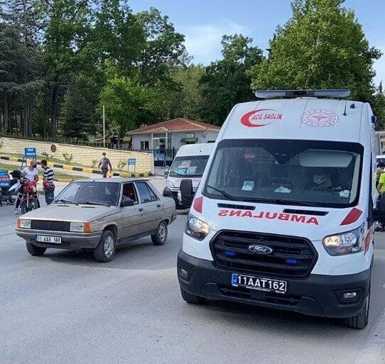 Bilecik'te Mıryahya S. yönetimindeki motosiklet, önündeki araca çarpmamak için direksiyonu