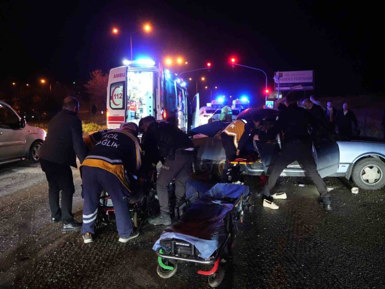 Kastamonu-İnebolu karayolu üzerinde E.K. (21) yönetimindeki otomobil, kırmızı ışıkta bekleyen