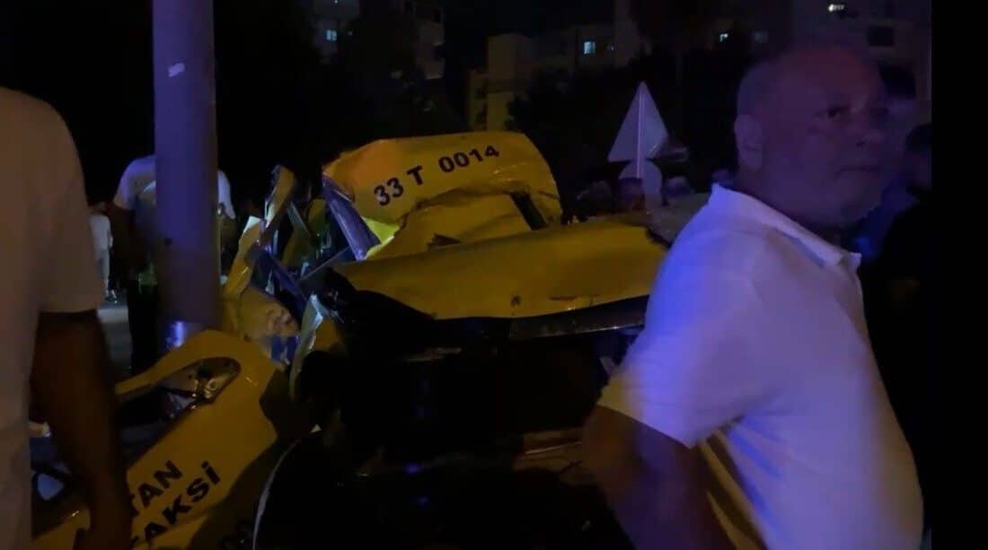 Mersin'de Serdar G. yönetimindeki ticari taksi, kontrolden çıkarak ağaç ve