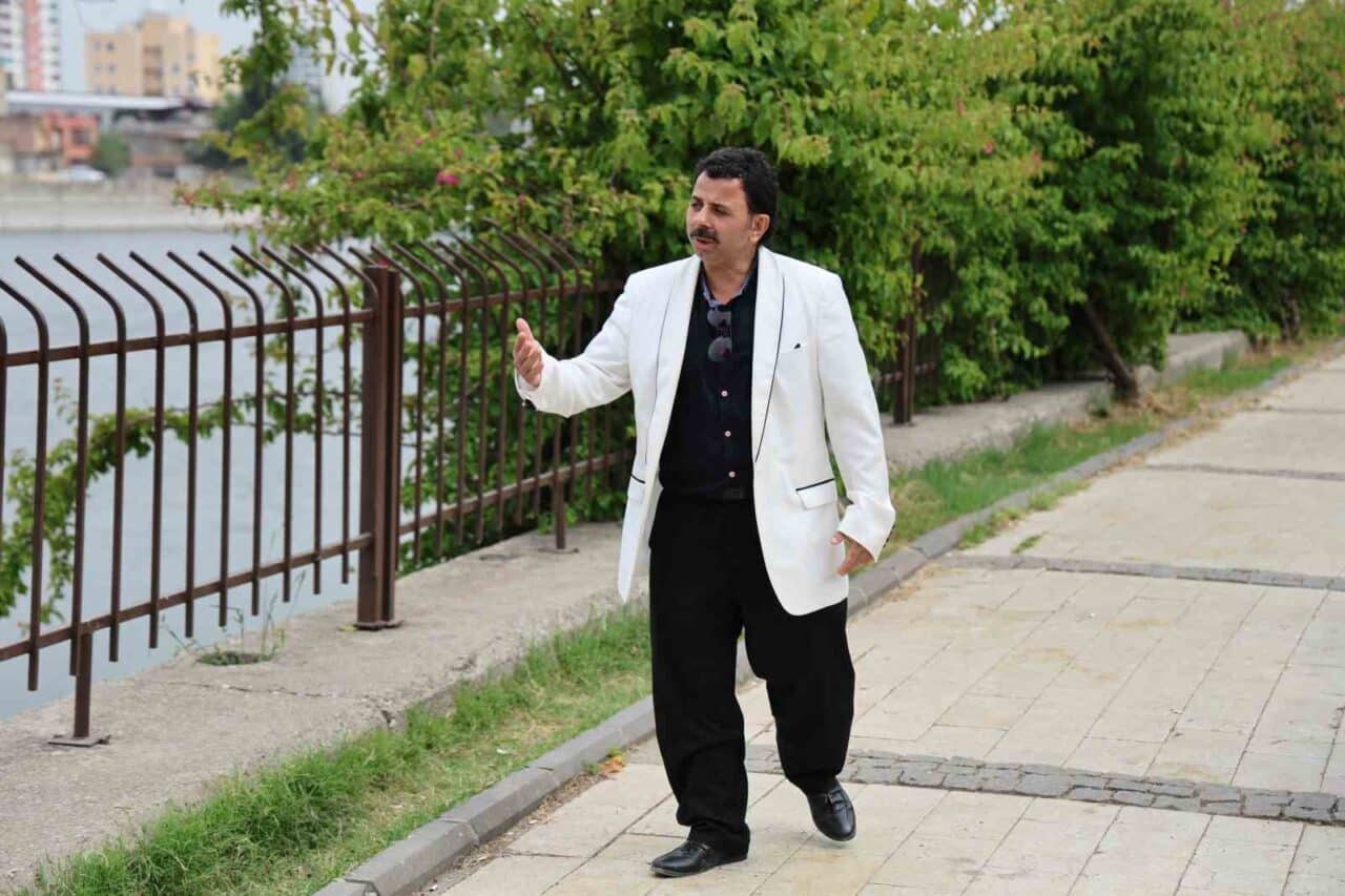 Adana'da yaşayan 46 yaşındaki Cemil Kırbiçer, doğuştan yarık damak nedeniyle