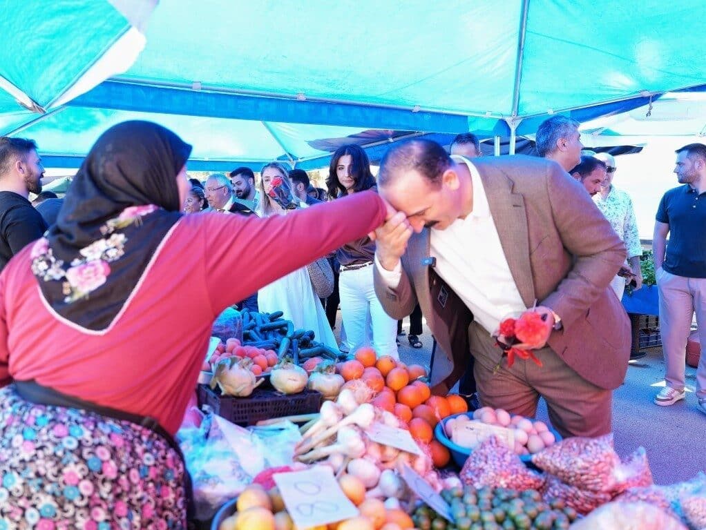 Konyaaltı Belediyesi, Dünya Çiftçiler Günü'nde HayatPark'ta 'Üretici Pazarı' düzenleyerek yerel