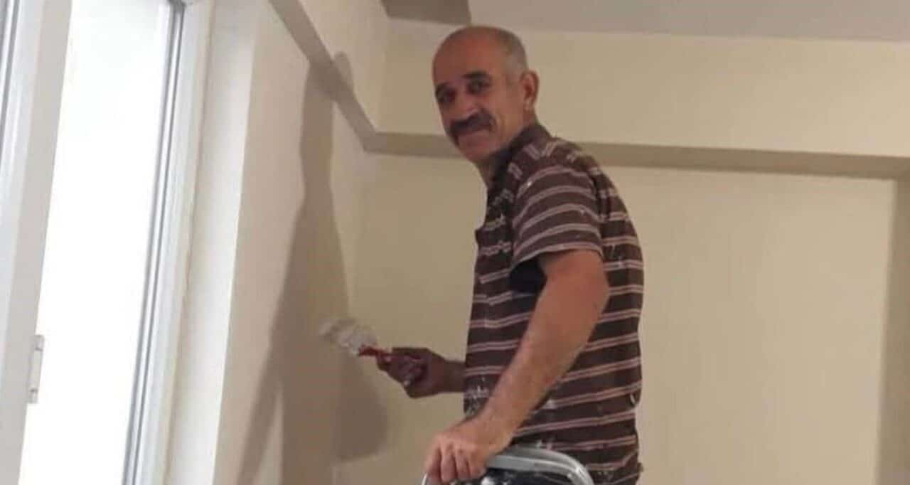 Konya'nın Karapınar ilçesinde 51 yaşındaki boya ustası Kamber Dakım, kepçe