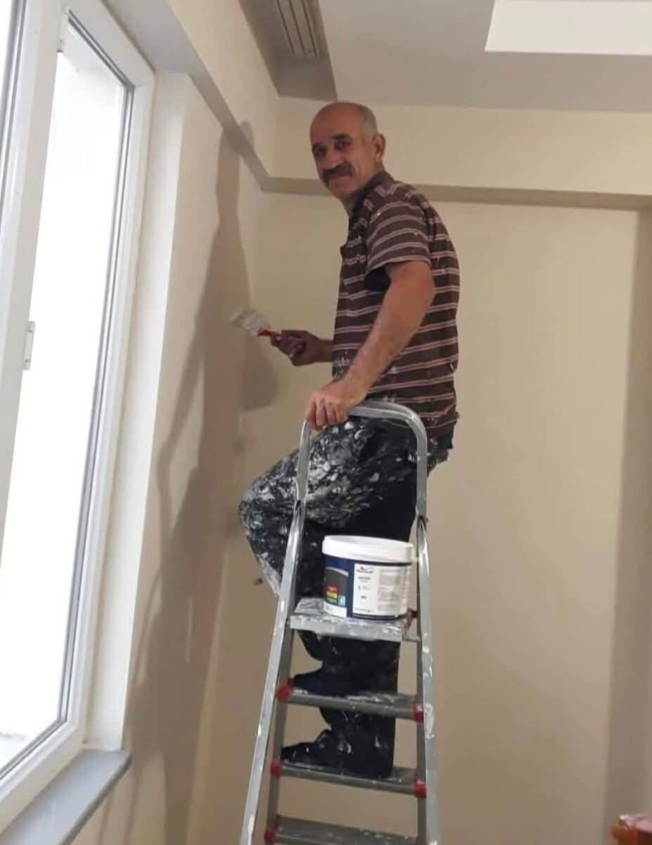 Konya'nın Karapınar ilçesinde, boya ustası 51 yaşındaki Kamber Dakım, merdivenden
