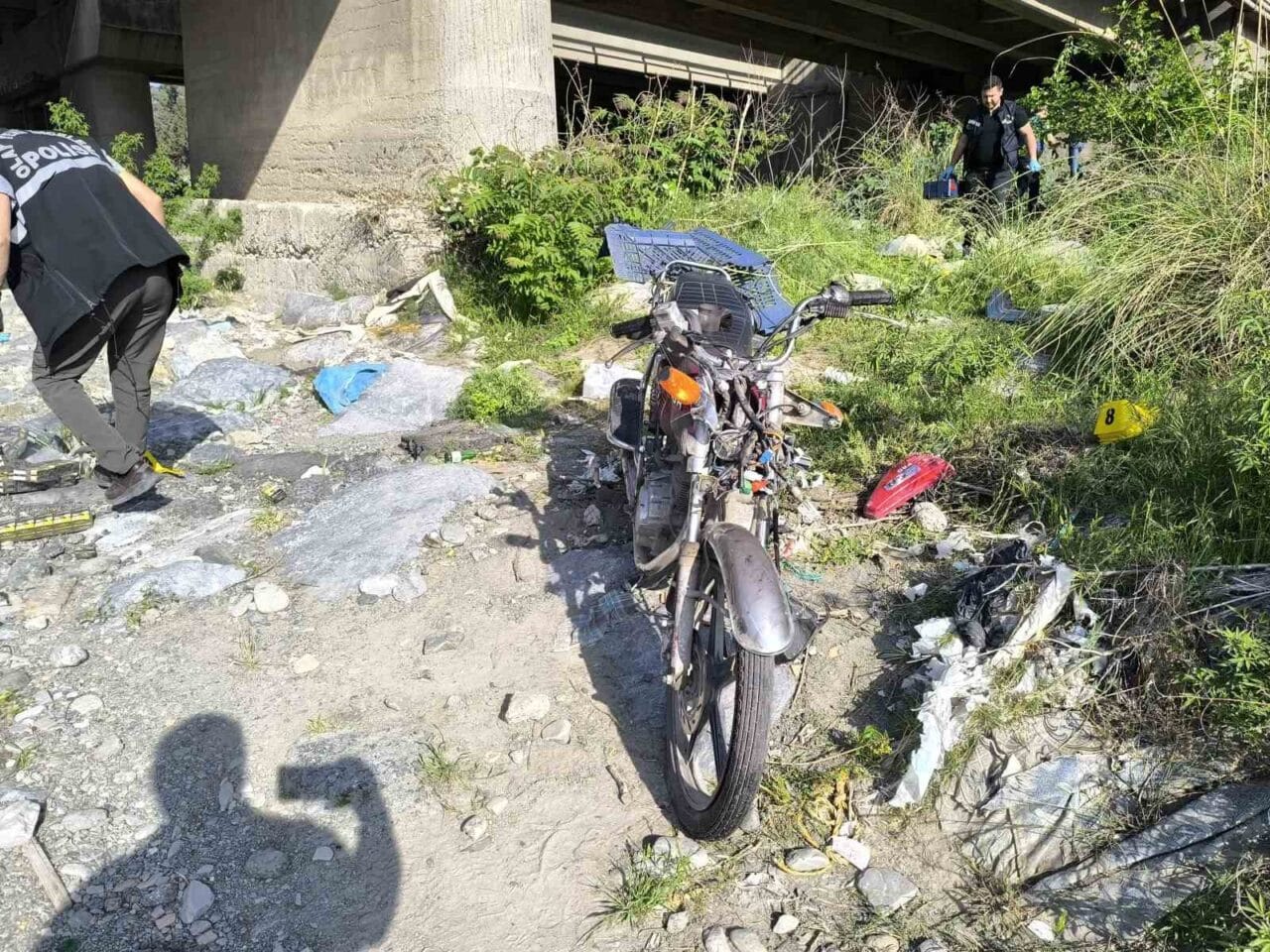 Hatay'ın Dörtyol ilçesinde, kontrolünden çıkan Küba marka motosiklet köprüden düştü.