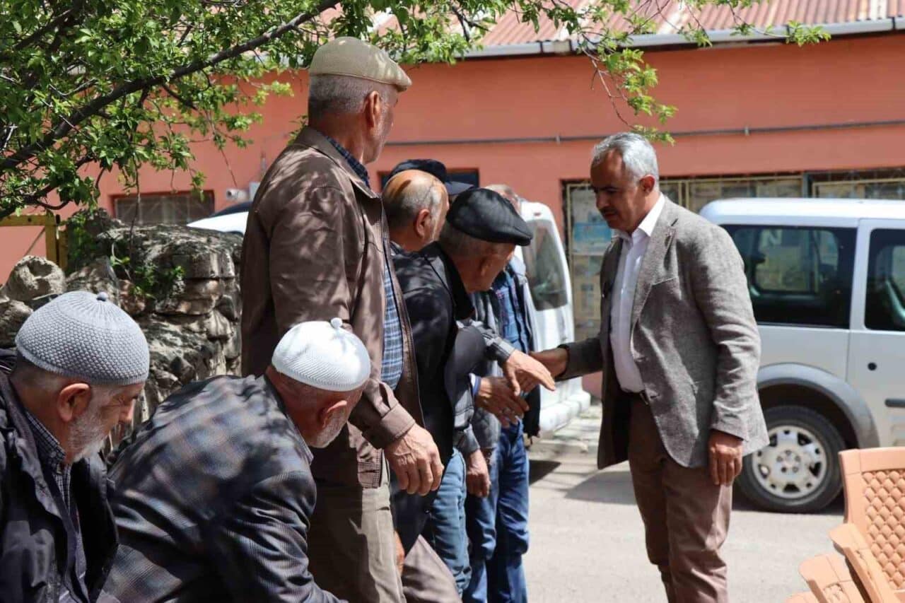 Erzurum'un Oltu ilçesinde, Belediye Başkanı Adem Çelebi, Karabekir Mahallesi'nde düzenlediği