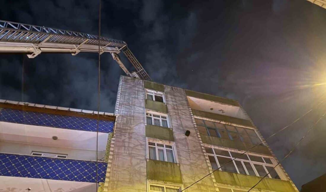 Küçükçekmece'de 7 katlı bir binanın çatısında çıkan yangın paniğe yol