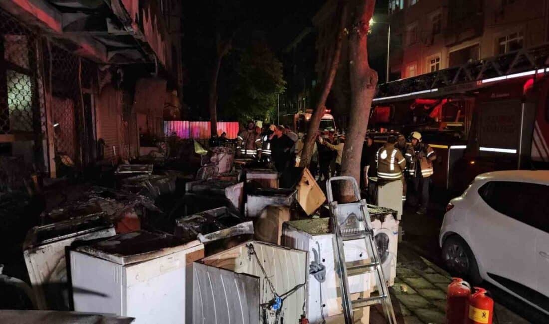 Küçükçekmece Cennet Mahallesi'nde bir beyaz eşya deposunda çıkan yangın, 3