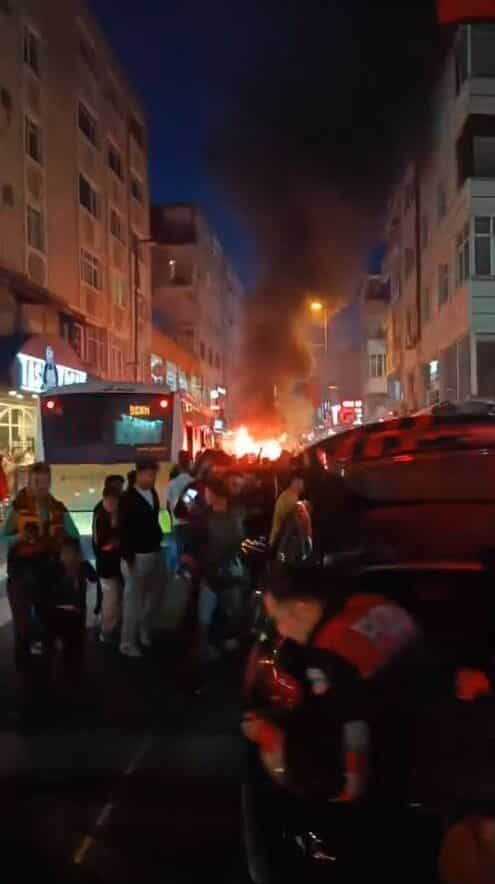 Küçükçekmece'de Galatasaray taraftarlarının şampiyonluk kutlamaları sırasında havai fişekler nedeniyle bir