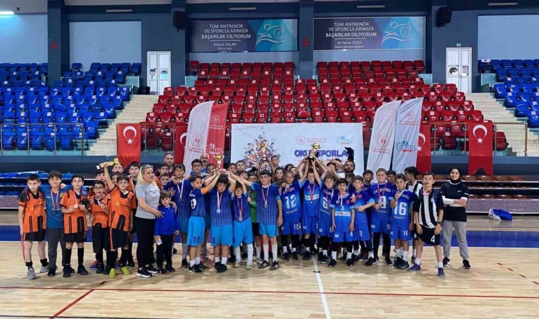 Düzce'de düzenlenen küçükler futsal müsabakalarında, erkeklerde Kaynaşlı Kalkınma Vakfı Ortaokulu