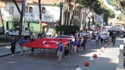 Kula’da 19 Mayıs Bayramı Coşkuyla Başladı, Etkinlikler 21 Mayıs’a Kadar Sürecek Manisa'nın Kula ilçesinde 19 Mayıs Atatürk'ü Anma, Gençlik ve Spor