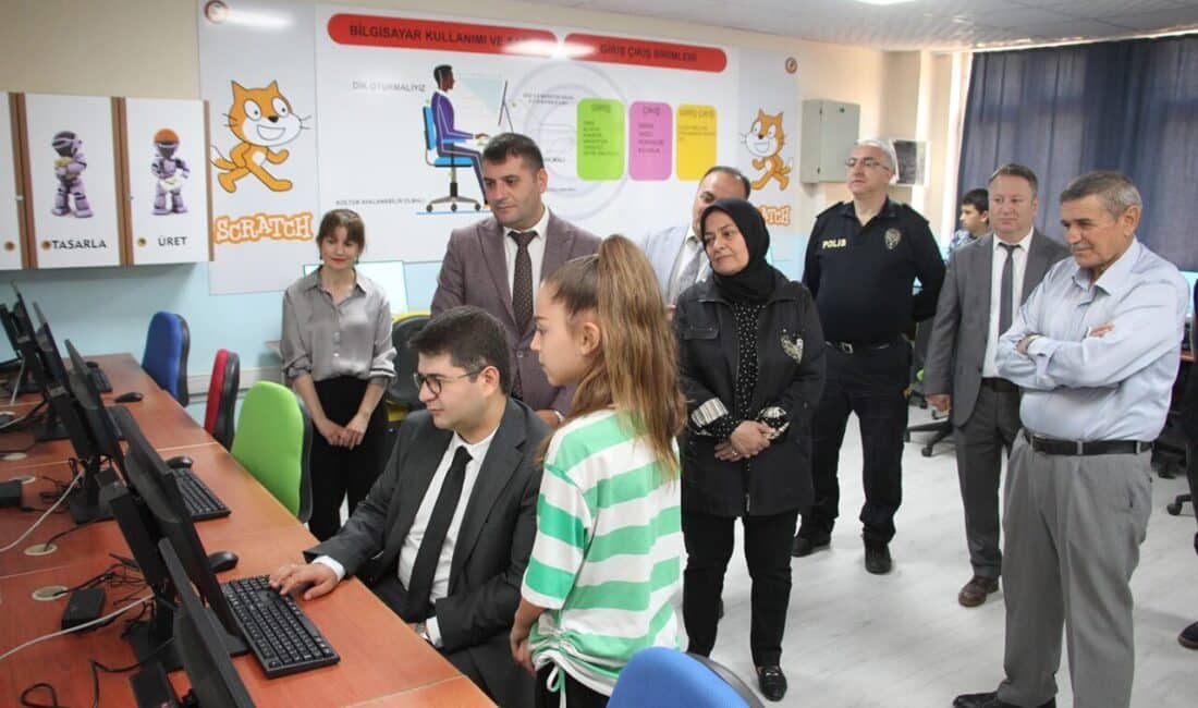 Manisa'nın Kula ilçesindeki Vali Muzaffer Ecemiş Ortaokulu'nda modern bir bilişim