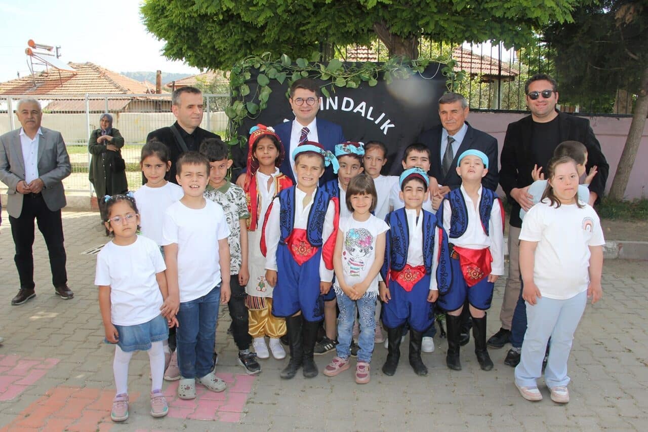 Manisa'nın Kula ilçesindeki Zafer İlkokulu, Dünya Engelliler Haftası için çeşitli